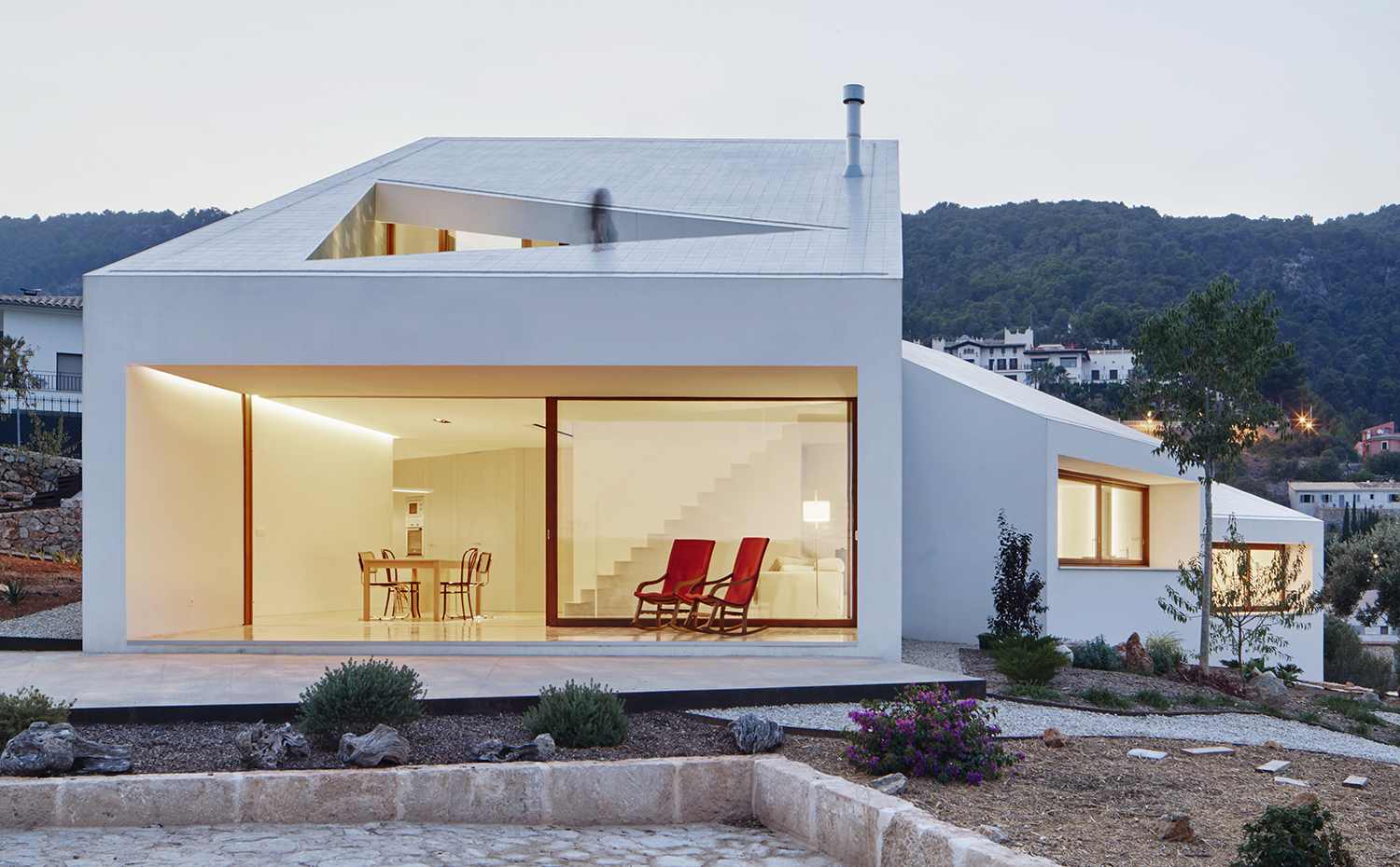 house mm 02 - high res. La 'caja' del salón mira al mar y el jardín