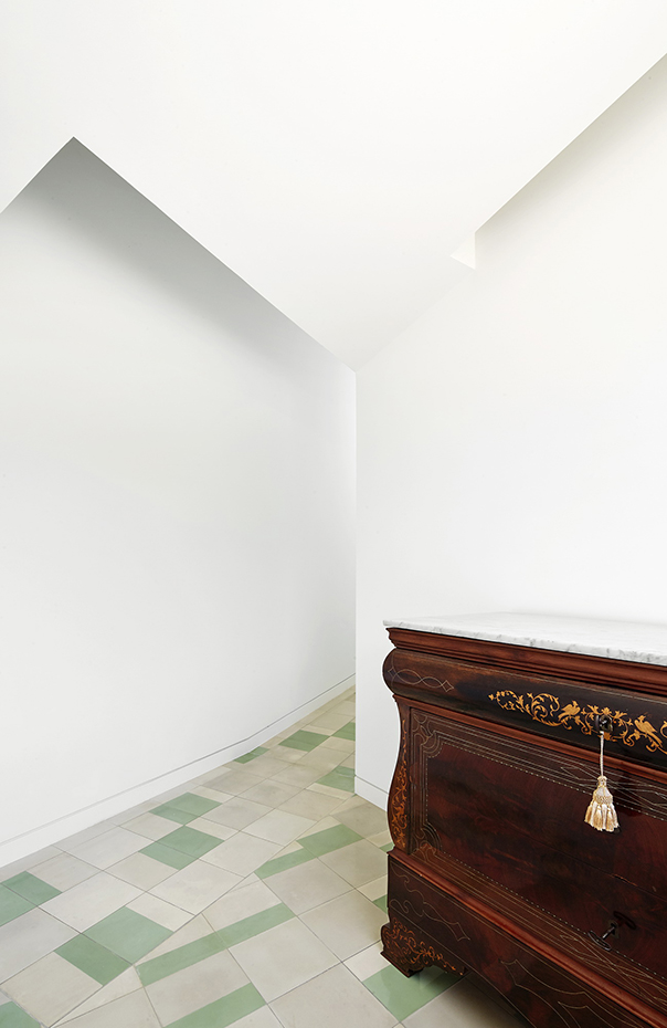 OHLAB CASA MM 13. Los muebles antiguos también tienen cabida en esta casa tan moderna