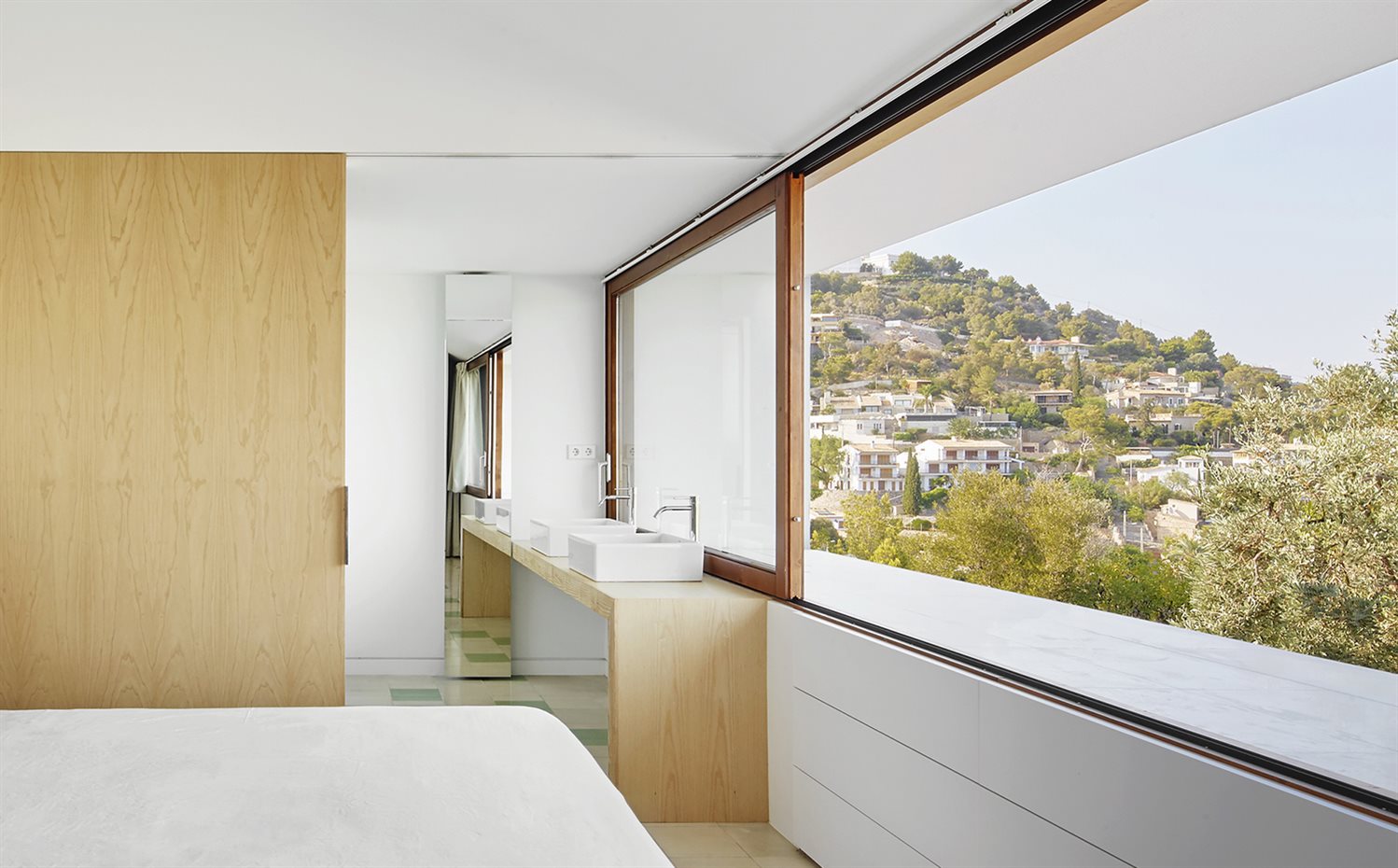 OHLAB CASA MM 14. El dormitorio principal mira al jardín y el castillo de Bellver