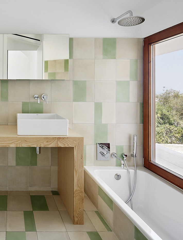 OHLAB CASA MM 15. Los azulejos del cuarto de baño son los mismos de otras estancias de la casa