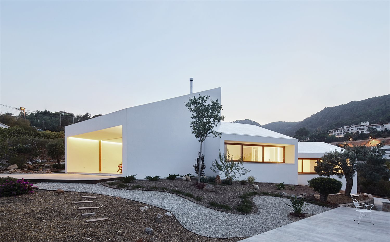 OHLAB CASA MM 3. El jardín cuenta con vegetación autóctona de bajo mantenimiento 