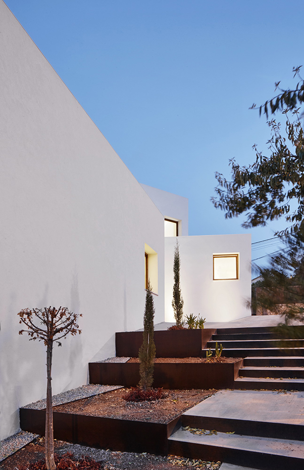 OHLAB CASA MM 5. Los árboles de hoja caduca se plantaron junto a la cara sur de la vivienda para protegerlos del sol en verano