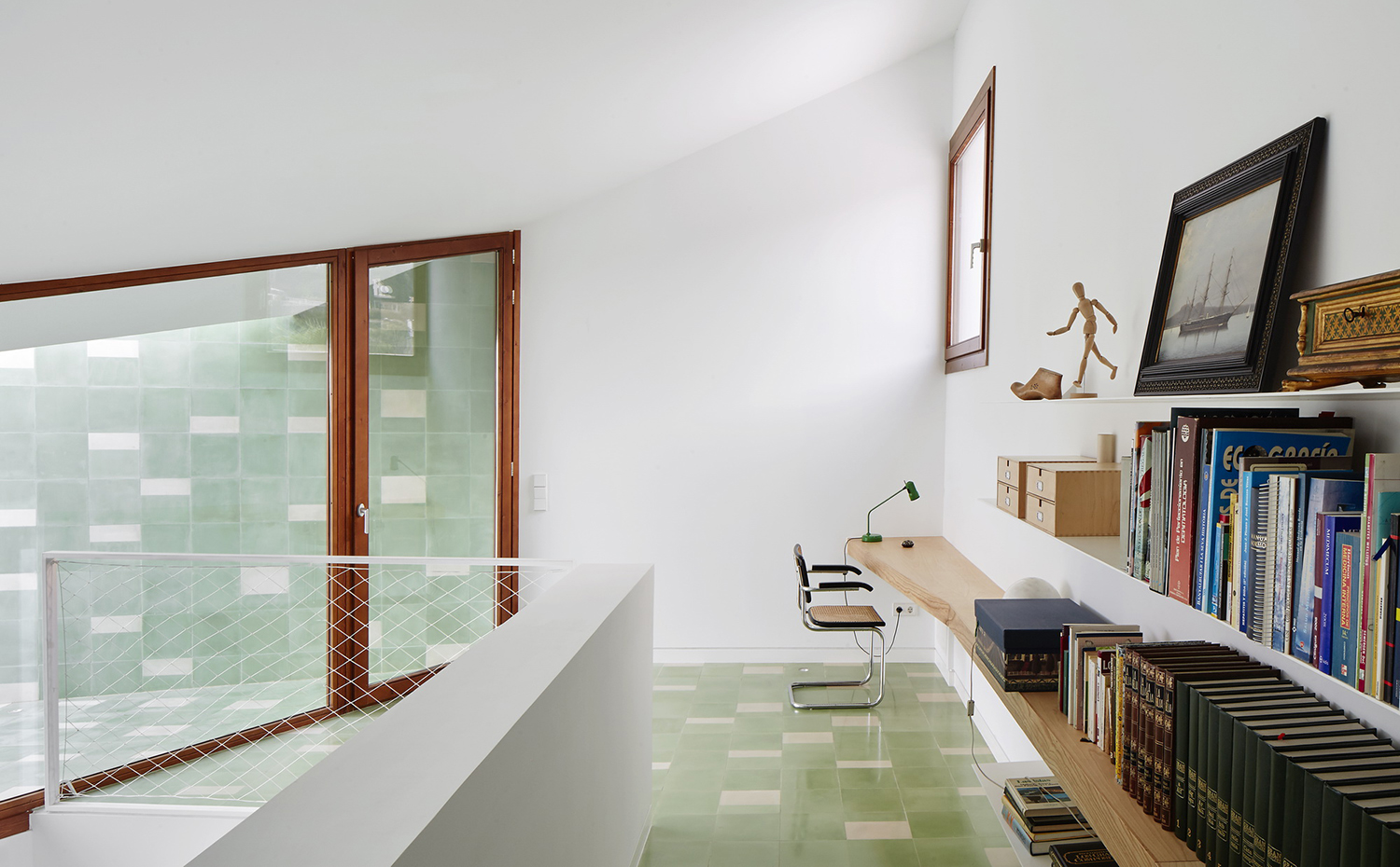 Silla B64 Cesca, de Marcel Breuer. Silla B64 Cesca, de Marcel Breuer, en el área de estudio situada sobre el salón-comedor