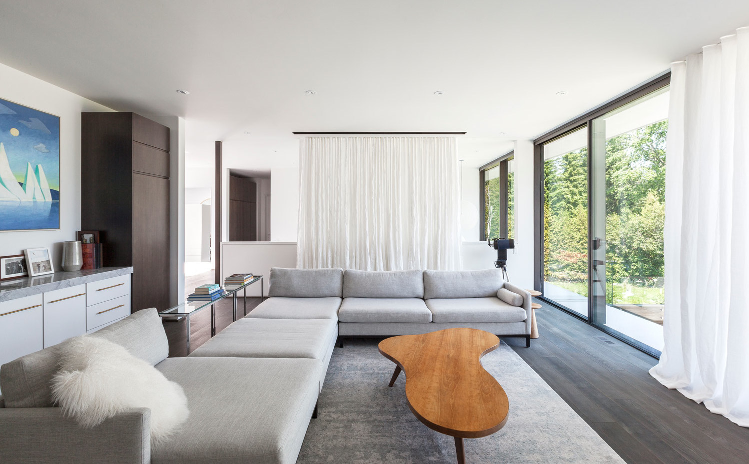 Interior-Shots-09. La zona de día se configura como un gran espacio que recorre la casa de este a oeste, con una distribución fluida que evita las particiones rígidas