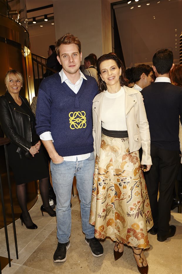 Jonathan Anderson, director creativo de Loewe, y la actriz Juliette Binoche durante la inauguración de la tienda