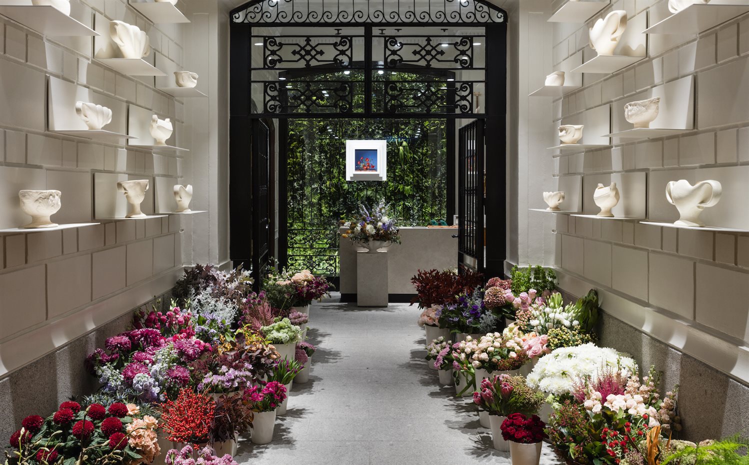 La entrada a la tienda es ahora por una floristería
