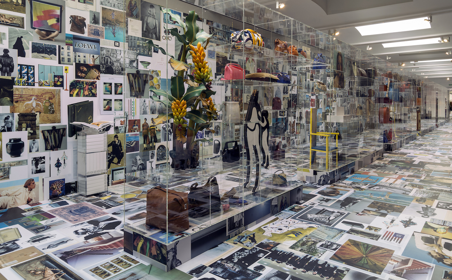 mierda. La exposición 'Past, Present, Future' recorre los 170 años de historia de Loewe