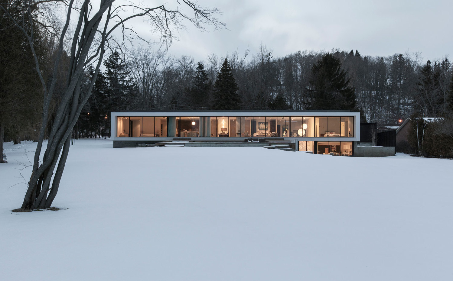 Opposite-House-05. La vivienda se asienta sobre un terreno en pendiente hacia la orilla del lago Ontario