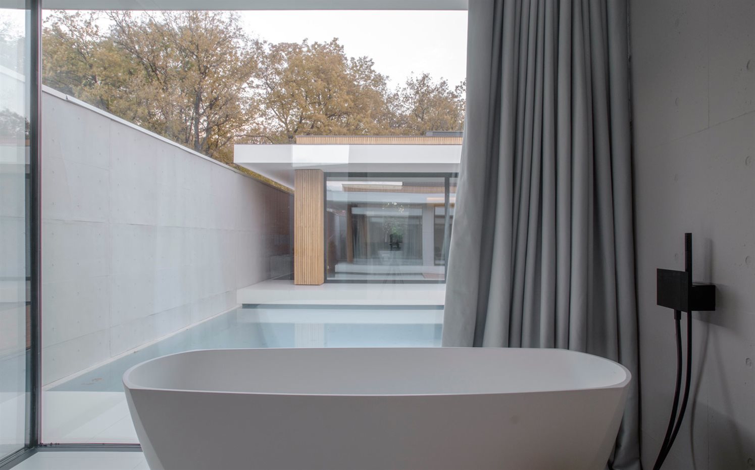 0023. La bañera y todos los objetos del baño mantienen el auténtico sabor elegante y minimalista de toda la construcción