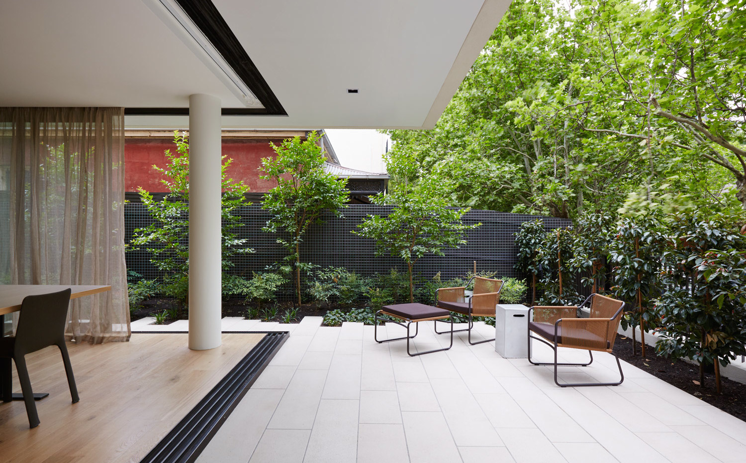 DavisAve Apt1 002. Los cerramientos de las residencias de la planta baja son escamoteables para crear sensación de continuidad entre el interior y el exterior