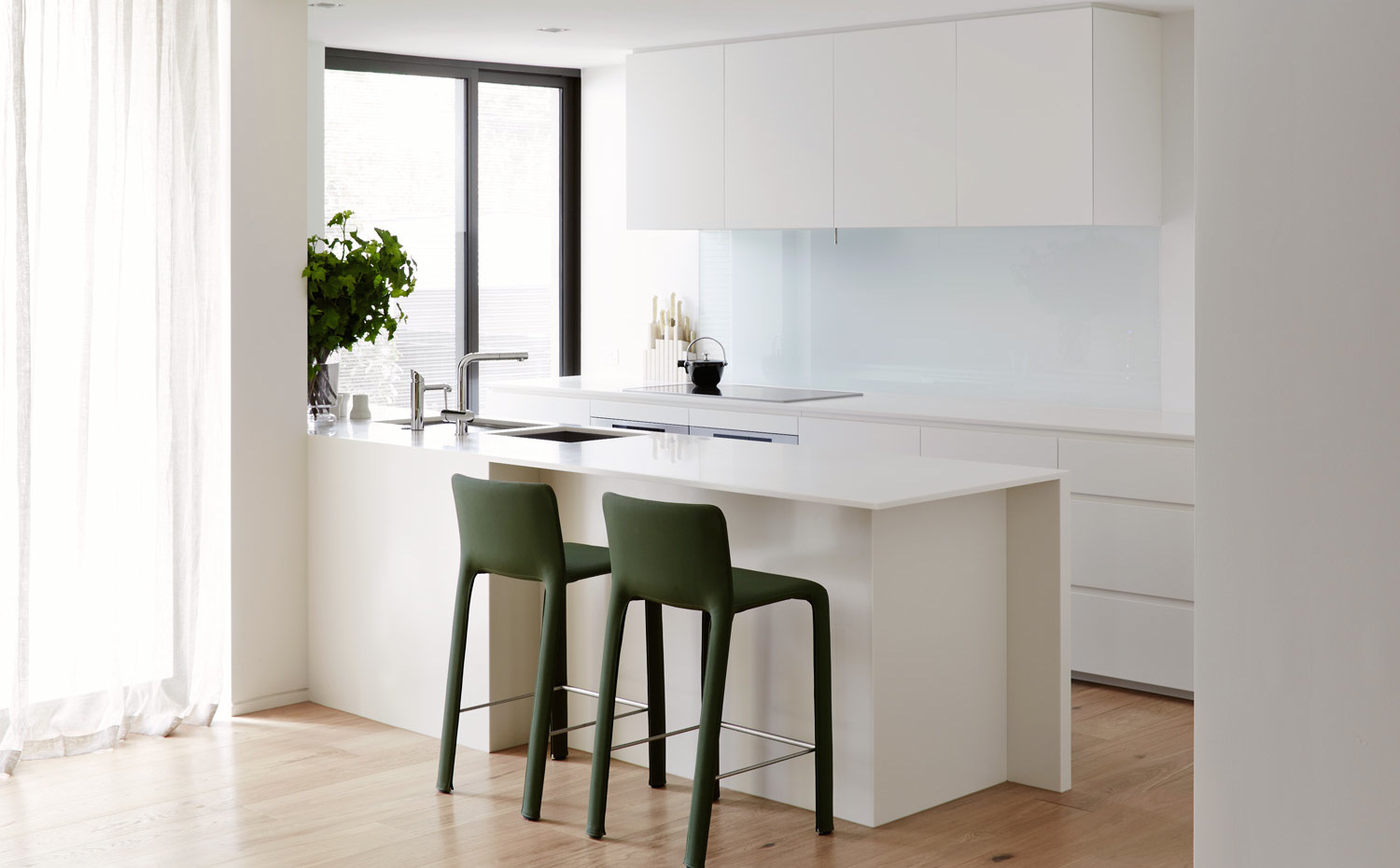 DavisAve Apt1 020. La isla de cocina, dotada con barra de office, se ha realizado con Corian