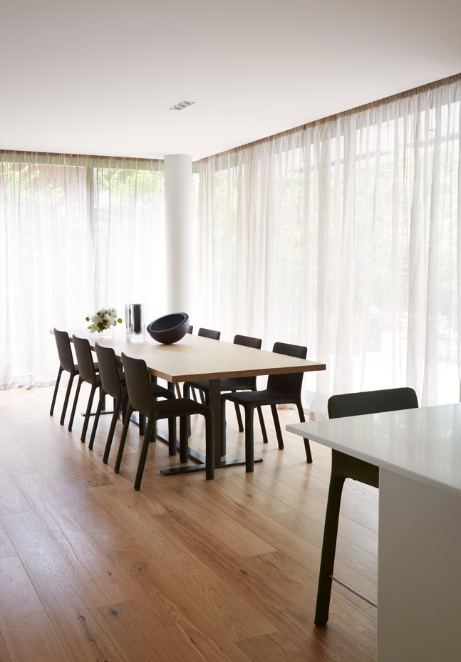DavisAve Apt1 023. Predominan la luminosidad y el efecto natural de las texturas, especialmente las de los suelos de madera de roble, de la firma Listone Giordano