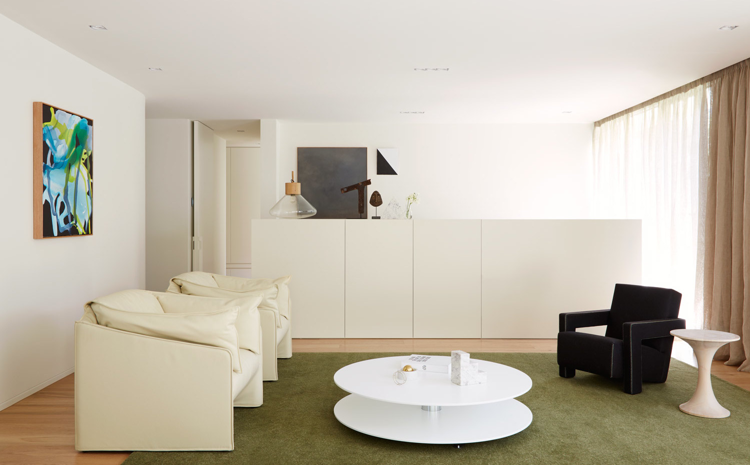 DavisAve Apt1 054 V2 DoorOpen. Butaca negra Utrecht, diseño de Gerrit Thomas Rietveld que edita Cassina