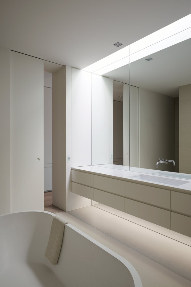DavisAve Apt10 004. El amplio espejo del baño crea un efecto multiplicador del espacio