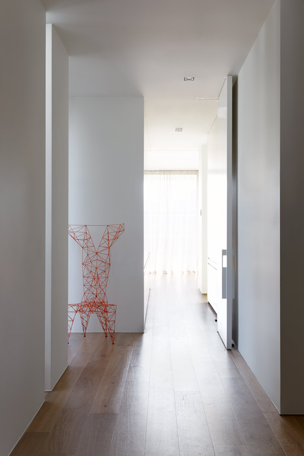 DavisAve Apt10 008. La paleta de colores y texturas escueta y neutra contribuye a crear una atmósfera relajada