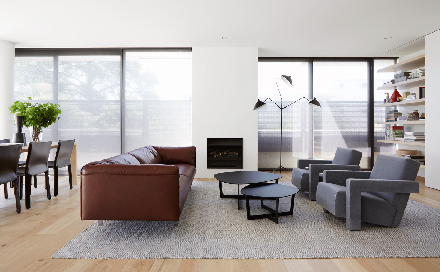 DavisAve Apt6 010. Las dos butacas grises del estar también son del modelo Utrecht