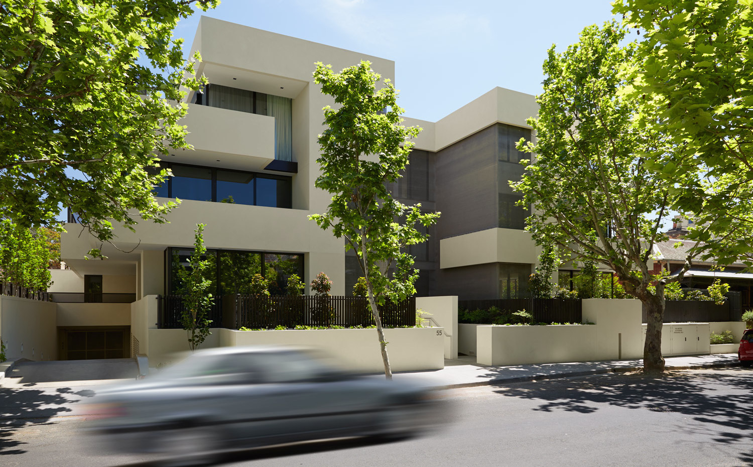 DavisAve Exteriors 037. El elemento más característico de la fachada del edificio es la malla de acero inoxidable que filtra la luz natural y procura sombra a los interiores