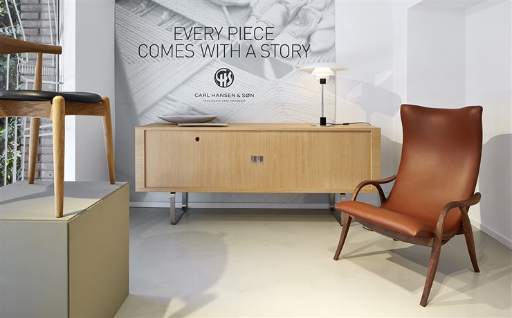 De izquierda a derecha, silla CH20 Elbow, aparador CH825 Credenza (ambos de Hans J. Wegner) y butaca FH429 Signature, de Frits Henningsen