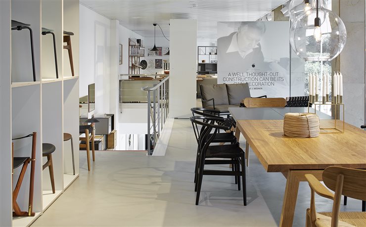 En el ambiente de comedor, las sillas CH24 Wishbone Chair, de Hans J. Wegner, y la mesa Extend, de Strand & Hvass