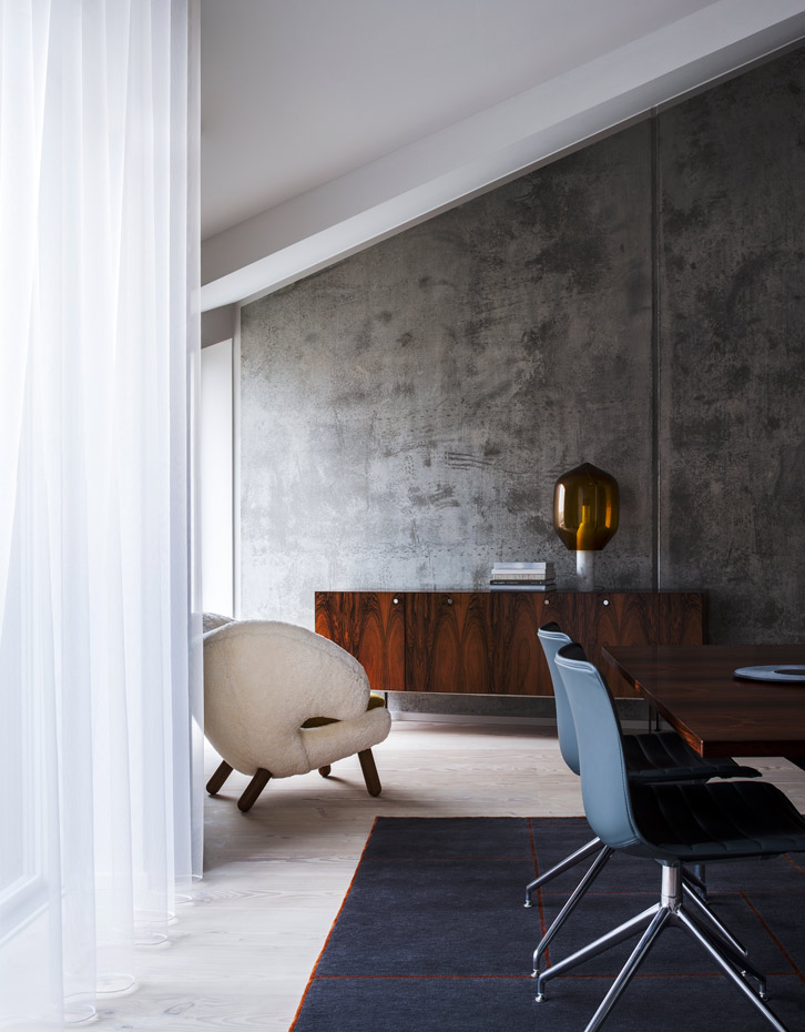 Kroyers-Plads Hampus-Berndtson 11. Aparador realizado con palo de rosa, diseño de Poul Nørreklit editado por Klassik. Sobre el mismo, la lámpara Lighthouse, de los Bouroullec para Stablished & Sons