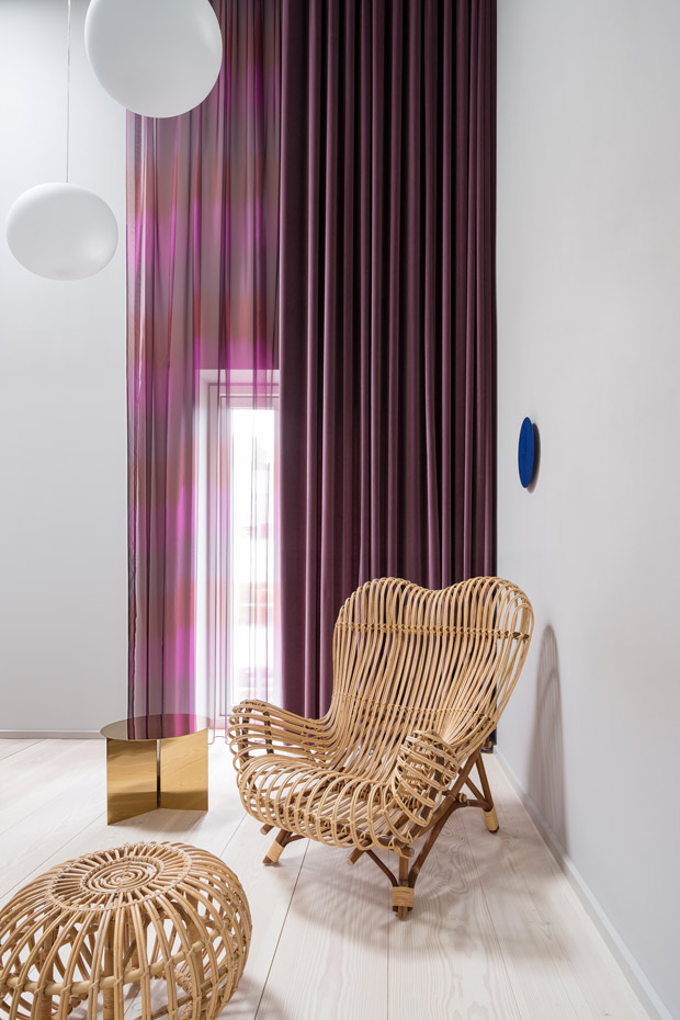 Kroyers-Plads Hampus-Berndtson 16. Butaca Gala, de Franco Albini para Bonacina 1889. Lámparas Glo-Ball, de Jasper Morrison para Flos. Mesilla auxiliar Slit, de Hay