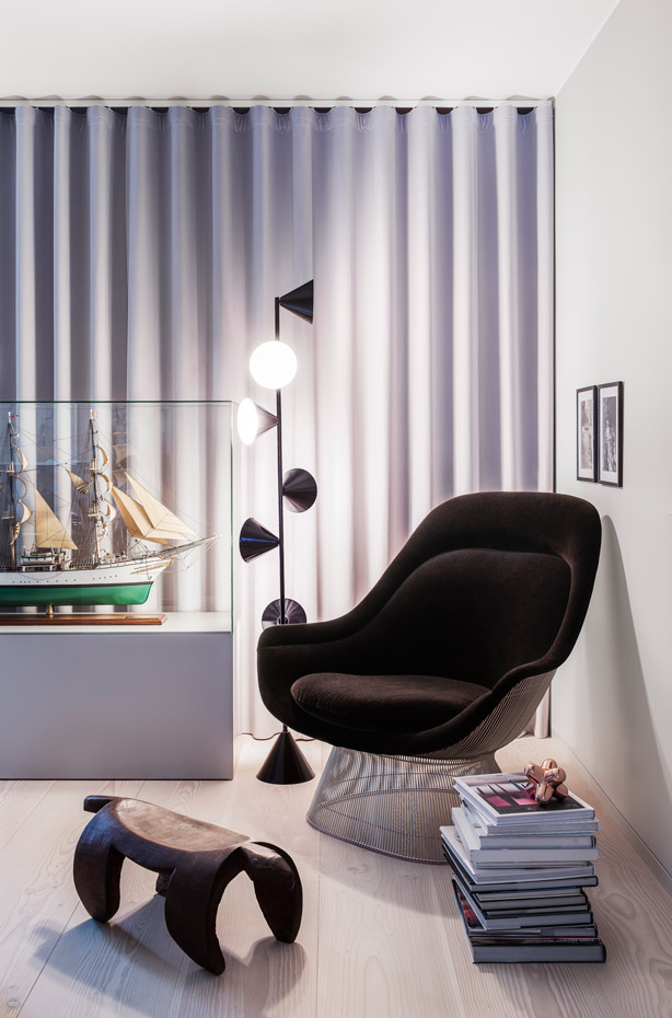 Kroyers-Plads Hampus-Berndtson 6. Butaca Platner Lounge Chair, un diseño de Warren Platner de 1966 que edita Knoll. Lámpara Vertical 1, de Areti.