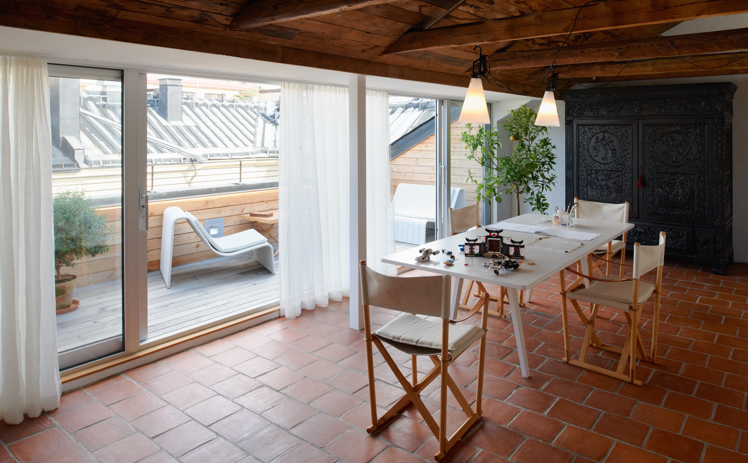 8448 007. En el piso de arriba se encuentra este espacio con mesa Joyn Single de Vitra y sillas plegables de la carpintería de Rud Rasmussen. La cortina es la Colibri de Dedar