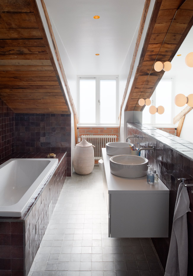 8448 017. En el baño, se combinan diferentes tonos de madera que cambian de color a lo largo del día, gracaias a la luz natural