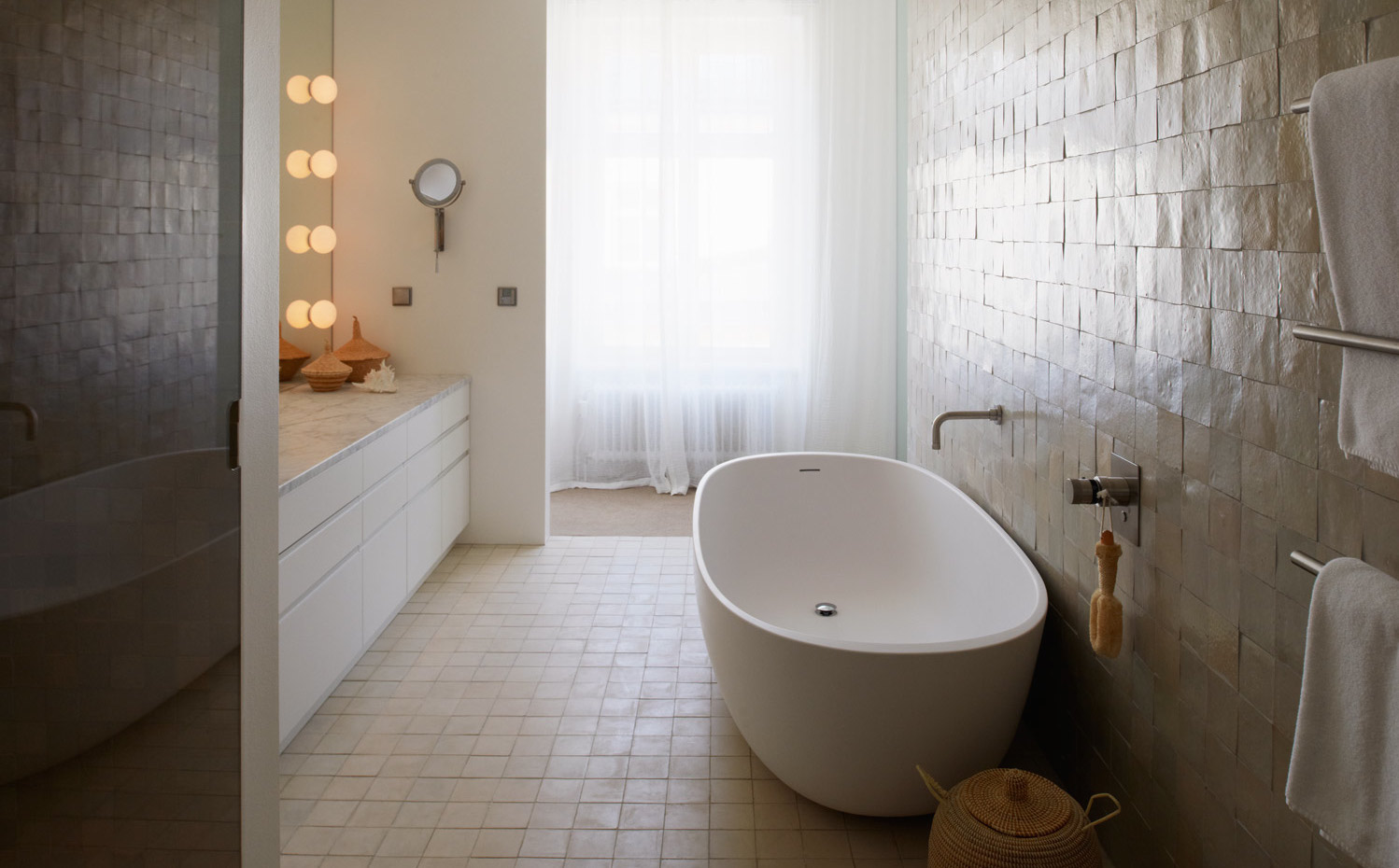 8448 034. Los cajones del baño tienen encimeras de Corian y Carrara. La cortina es el modelo Colibri de Dedar