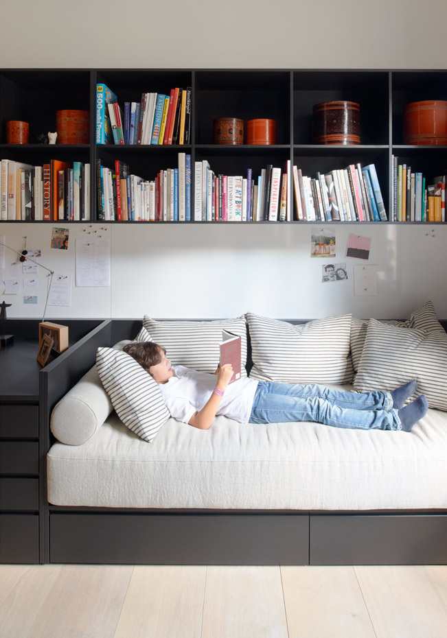 8448 045. La habitación para invitados consta de una pieza que incluye escritorio, cama y cajones. La ropa de cama, de lino, la firma Frank & Cordinata