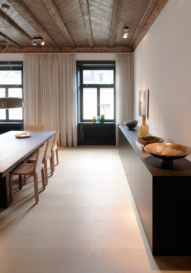 8448 063. La mesa del comedor es de madera de wengé, igual que el mostrador