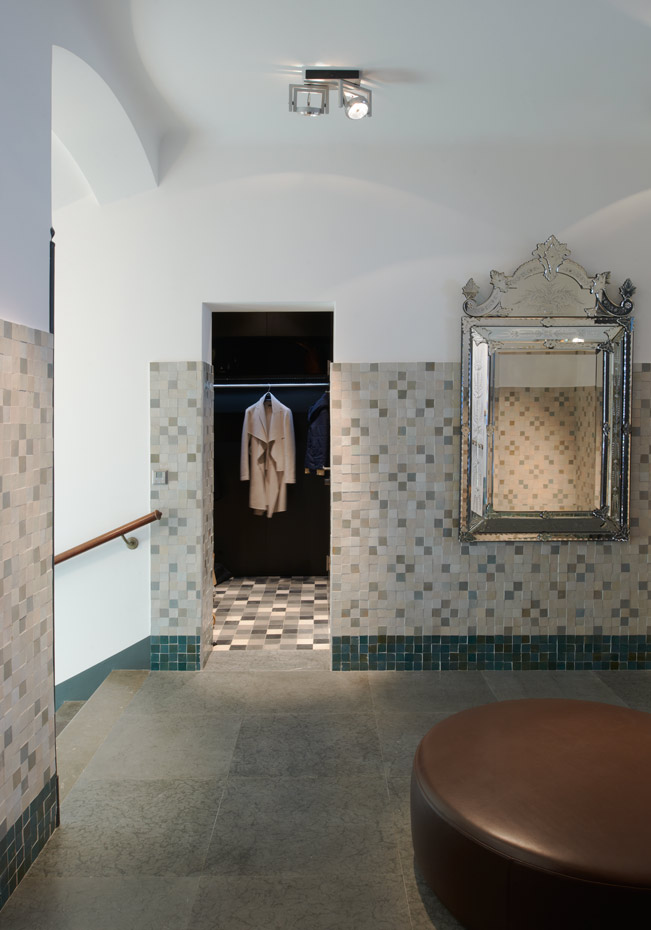 8448 068. Los azulejos de inspiración árabe rodean el hall y lo convierten en una de las estancias con más personalidad del piso