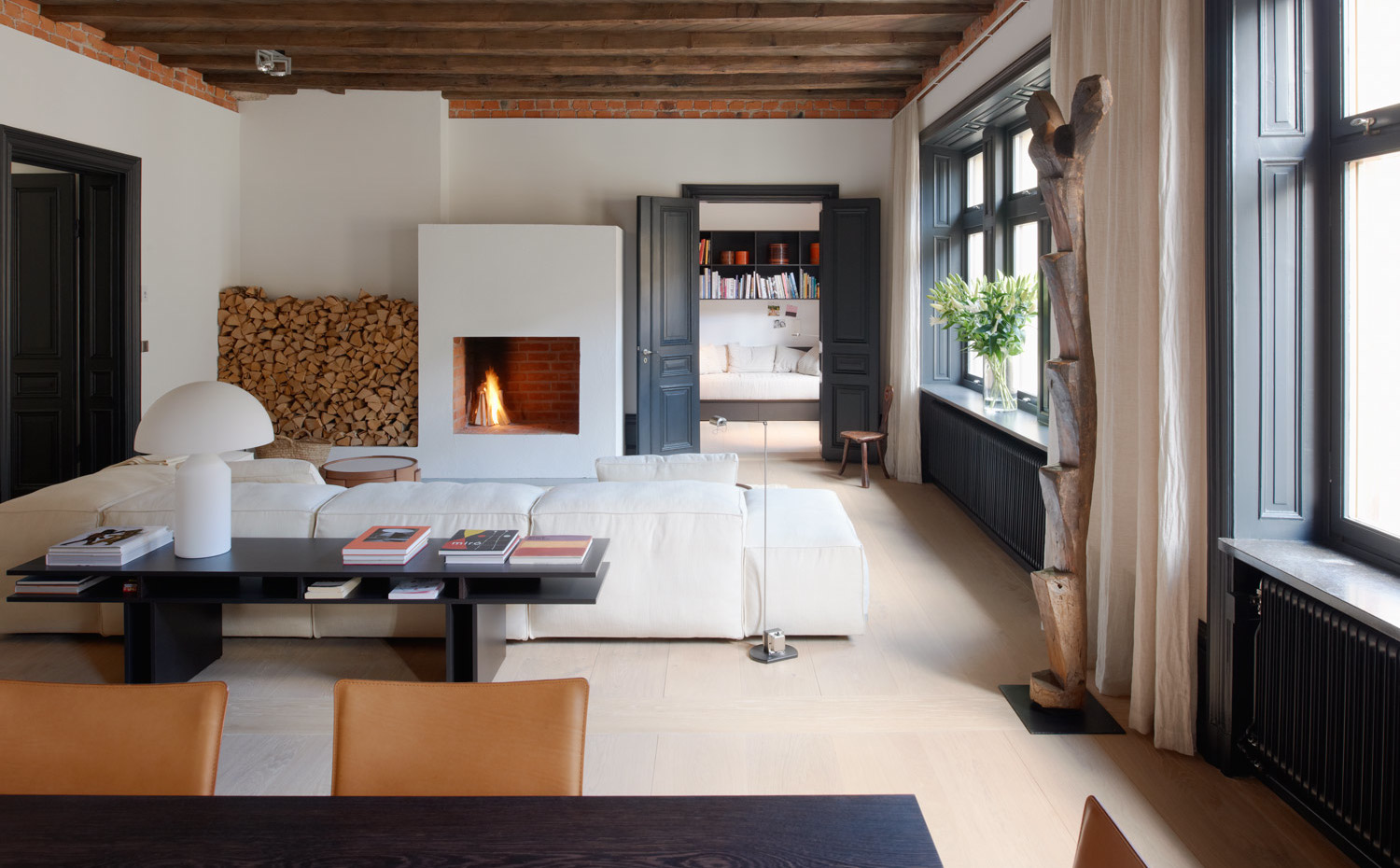 8448 077. En el salón, chimenea con Jämtland limestone y sofá Extrasoft de Living Divani