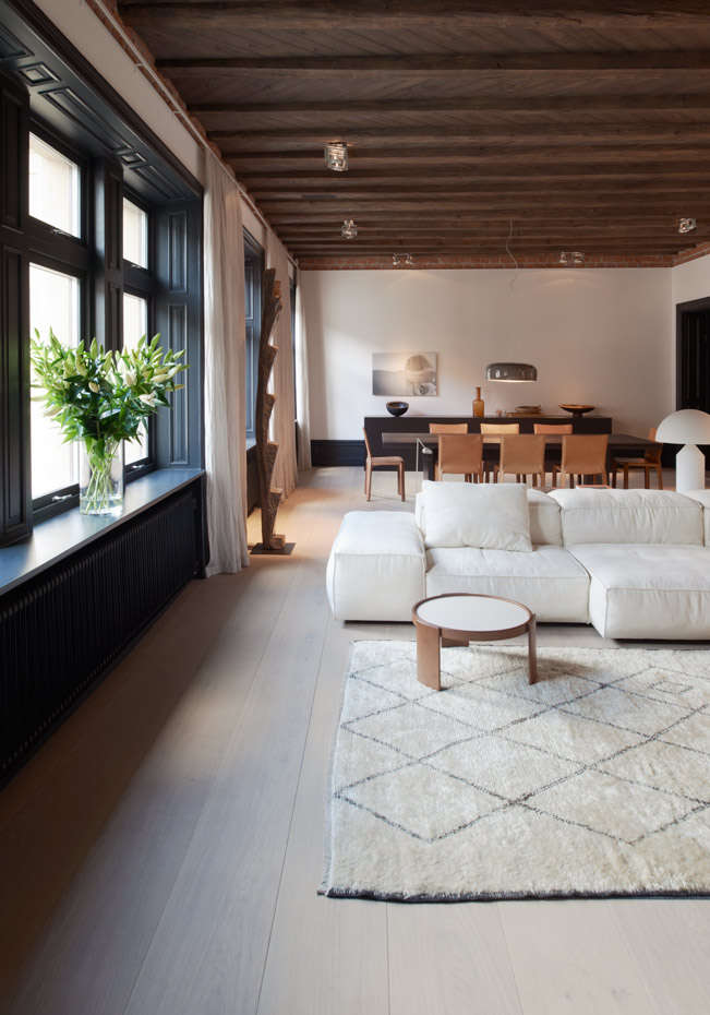 8448 086. La sala de estar es de roble. Alfombra hecha a mano Beni Ourain Marocko en J P Willborg. Las cortinas son las Trilly de Dedar. Proyectores empotrados Lotis de Modular