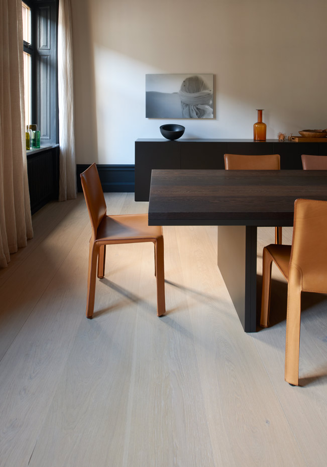 8448 089. Las sillas Cab de Cassina, con terminaciones curvadas, son el modelo escogido para el comedor