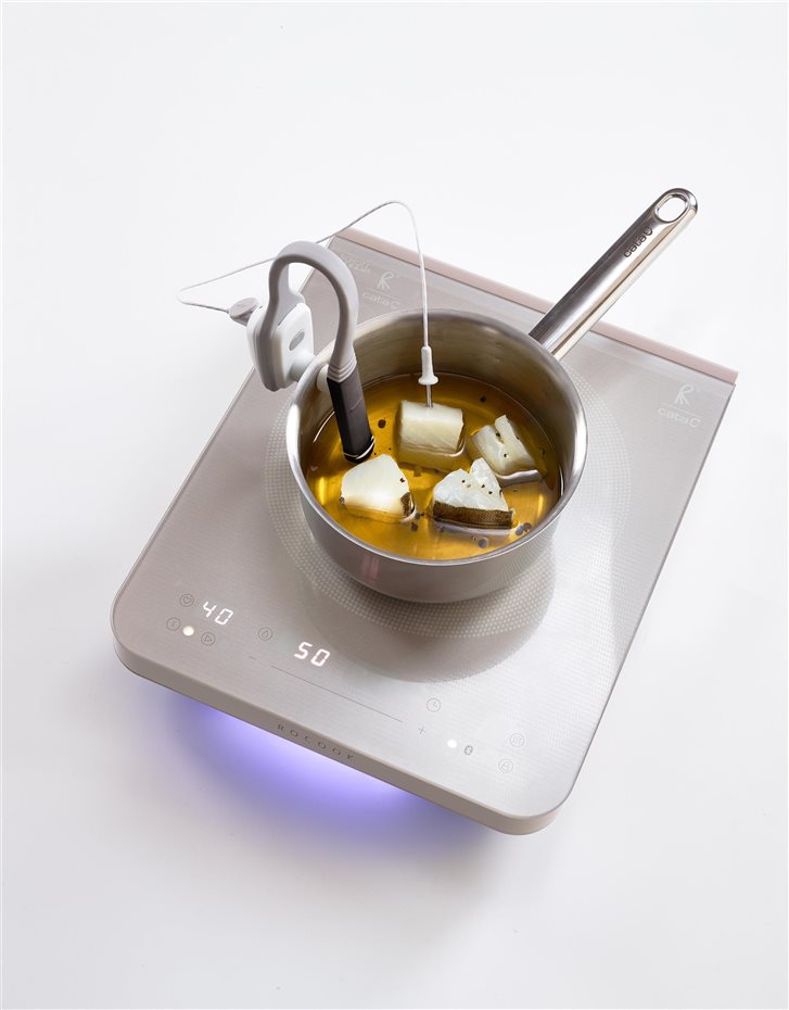 Una sonda corazón permite saber la temperatura exacta de los alimentos, que se transmite a la placa de inducción. Una sonda a corazón permite saber la temperatura exacta de los alimentos, que se transmite a la placa de inducción