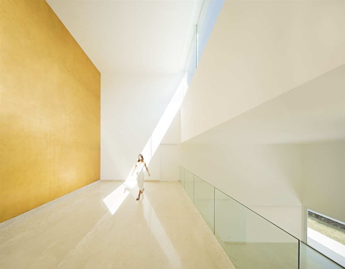 domus aurea. La pared pintada de dorado refleja la luz que entra por el sur, en homenaje al gran arquitecto mexicano Luis Barragán
