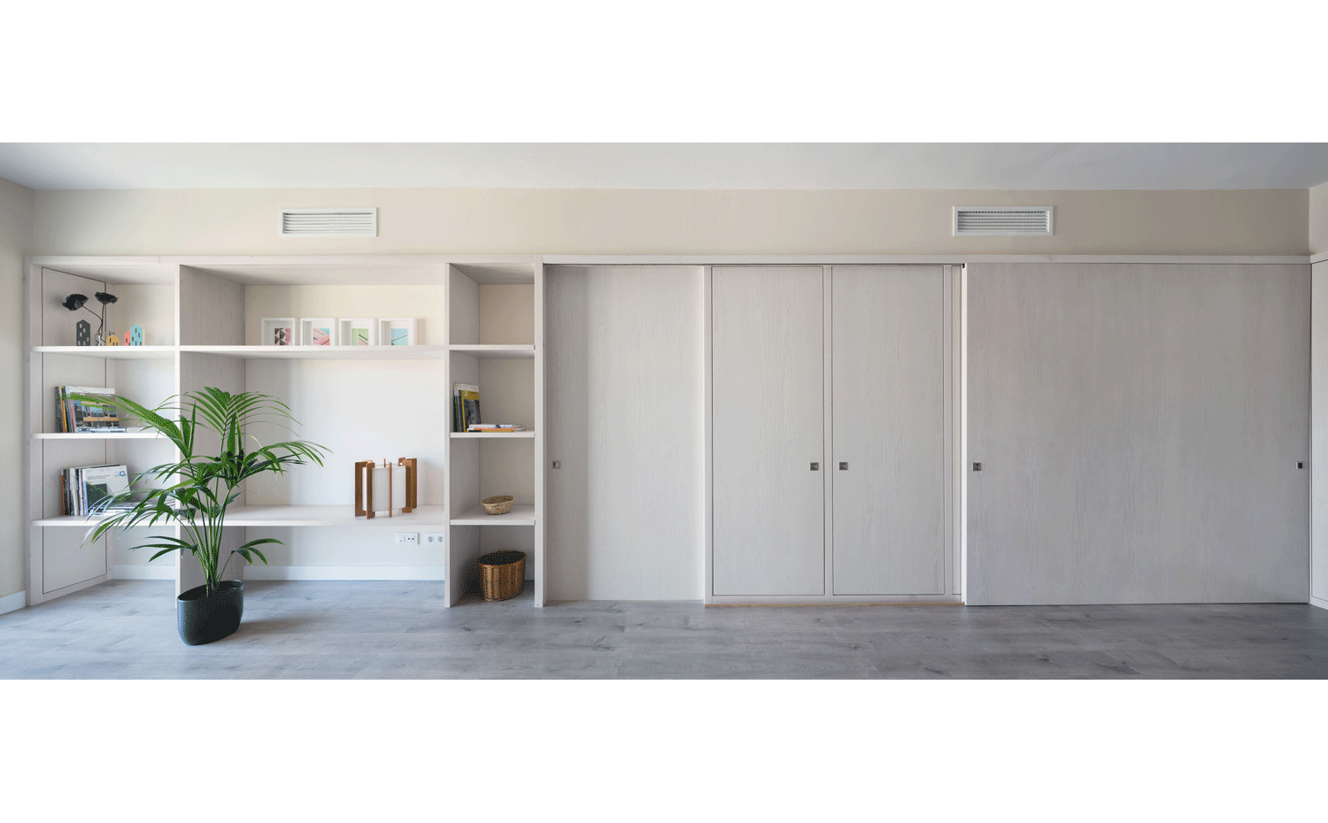 0 (1500x930). En el centro de la casa hay una gran caja que ayuda a distribuir las estancias como la sala o la cocina