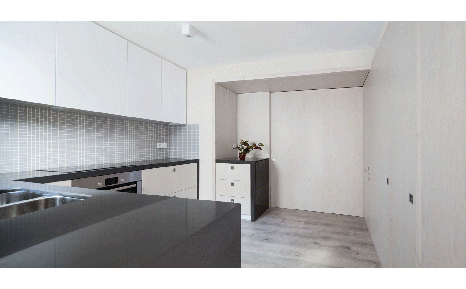 11 (1500x930). Cuando la puerta que separa la cocina del comedor se abre, resulta un espacio diáfano y visualmente se percibe una casa más grande