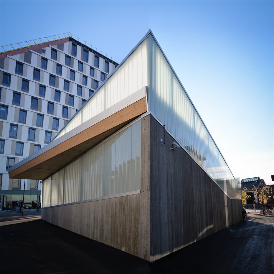 sykkelhotell-11. Base de hormigón, fachada de vidrio y techo de madera