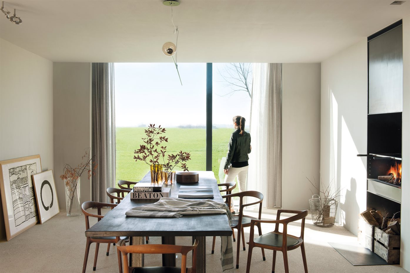 00430188. Mesa de comedor, de Heerenhuis. Sillas DC10, diseño de Inoda+Sveje para Miyazaki. Lámpara de techo Still, de Nathalie Dewez para Bislighting