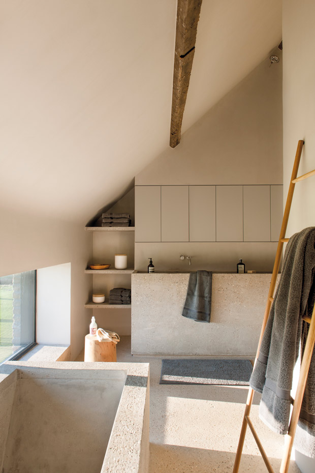 00430192. La mayoría de las habitaciones ocupan espacios abuhardillados. La bañera y el mueble del lavamanos han sido realizados en cemento por Patrick Dryepondt