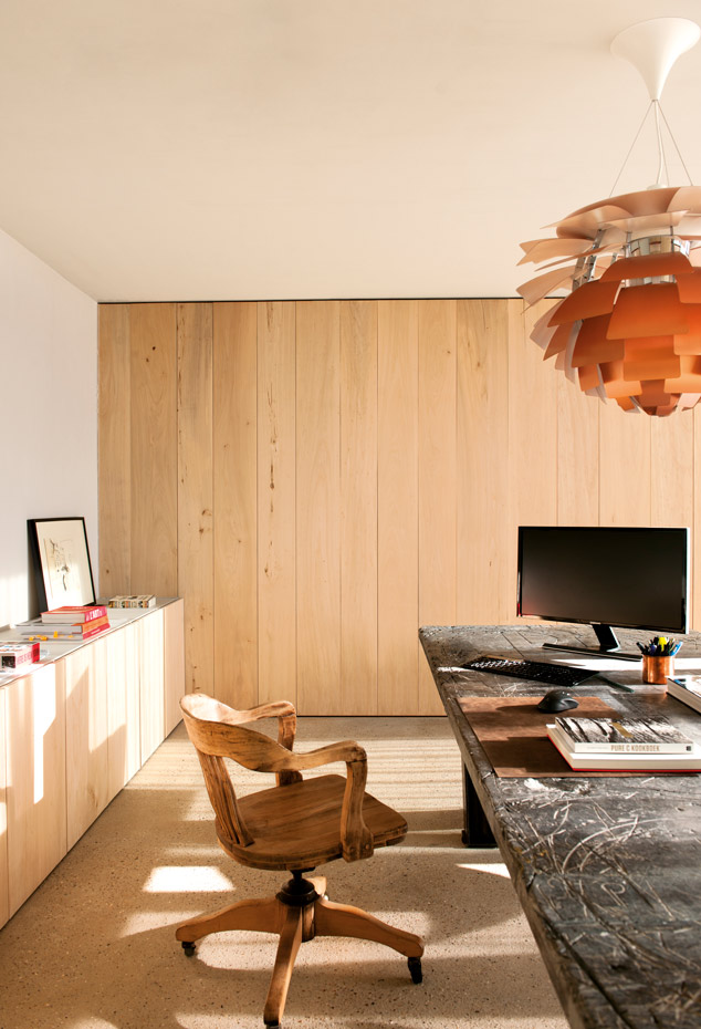 00430209. La lámpara PH Artichoke, de Poul Henningsen, producida por Louis Poulsen, presiden el estudio. Mesa de mármol, de Heerenhuis