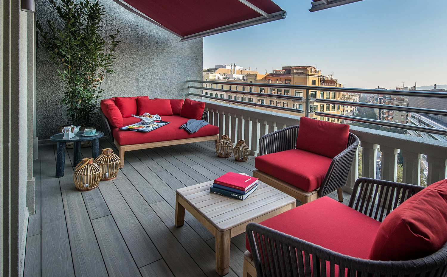 048. La madera es la gran protagonista del alojamiento y cobra mucho interés en la terraza, donde se combina con un rojo potente