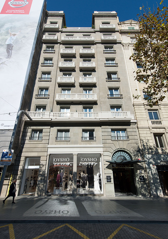 102-1. El "hotel de Mae" está ubicado a pocos metros de la plaza Francesc Macià y cerca de uno de los parques con más carisma de la ciudad: el Turó Parc