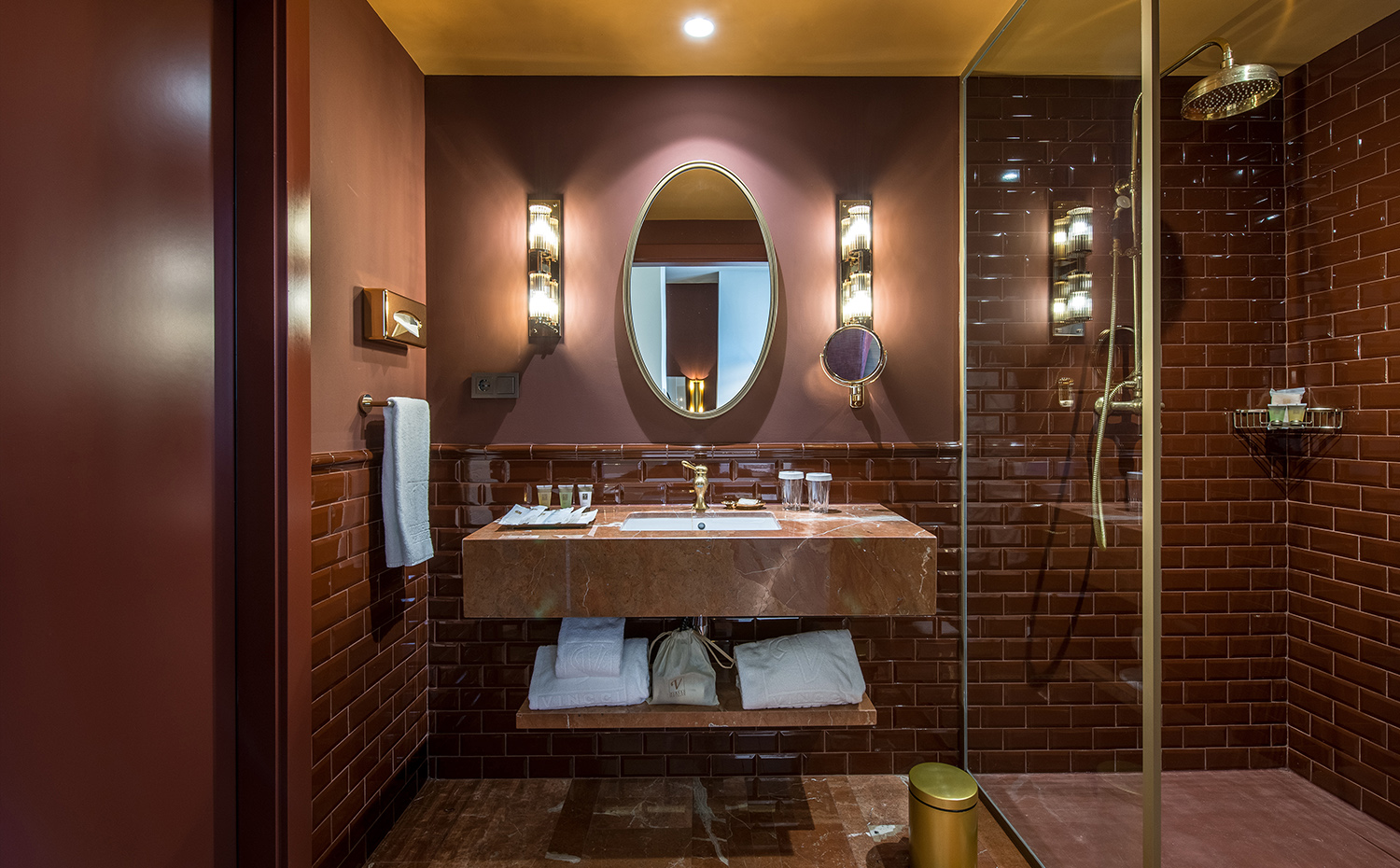 BAÑO 3. El baño con mármol y en colores oscuros también rinde homenaje al estilo sofisticado de la estrella del celuloide