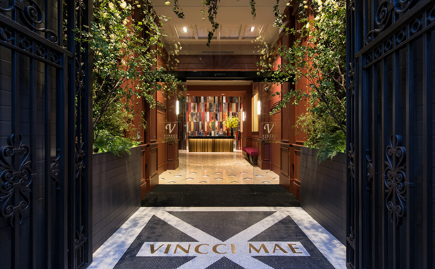 ENTRADA PRINCIPAL. El Vincci Mae tiene un total de 85 habitaciones repartidas en las 8 primeras plantas. El edificio data de 1945