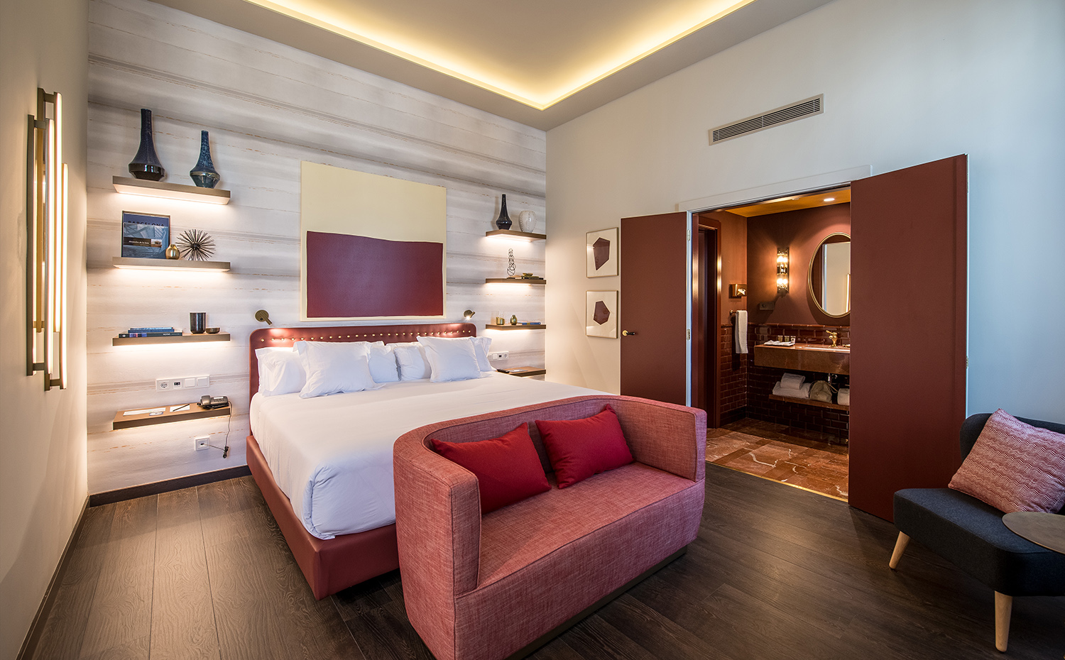 HAB DELUXE SIN TERRAZA - 806 - 1. En las habitaciones se combinan detalles clásicos con una distribución moderna y una disposición de las estanterías con carácter doméstico 