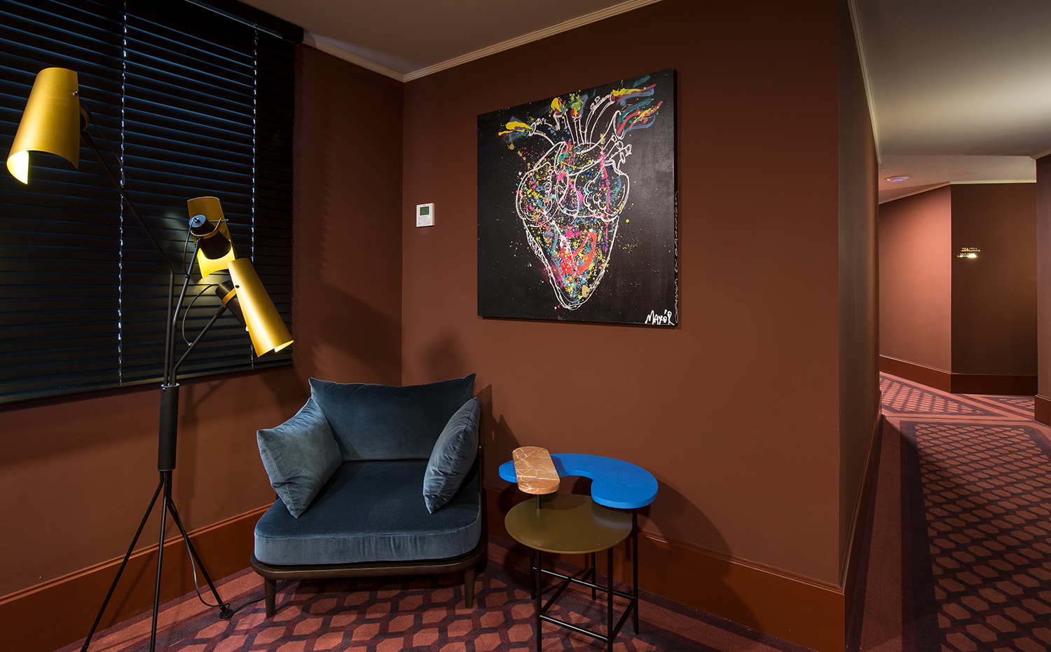 HALL HABS 1. En las paredes impactan las obras coloristas de Antonio García-Yanes, como en el hall, donde se combina con una mesa de Jaime Hayón en madera, metal y mármol