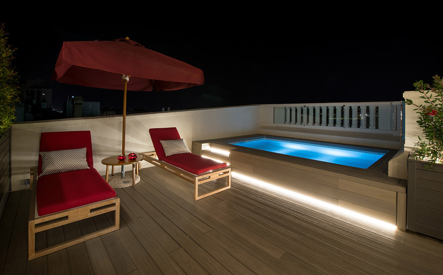 La terraza, con pavimento de madera, cuenta con una pequeña piscina. La terraza, con pavimento de madera, cuenta con una pequeña piscina para refrescarse observando el skyline